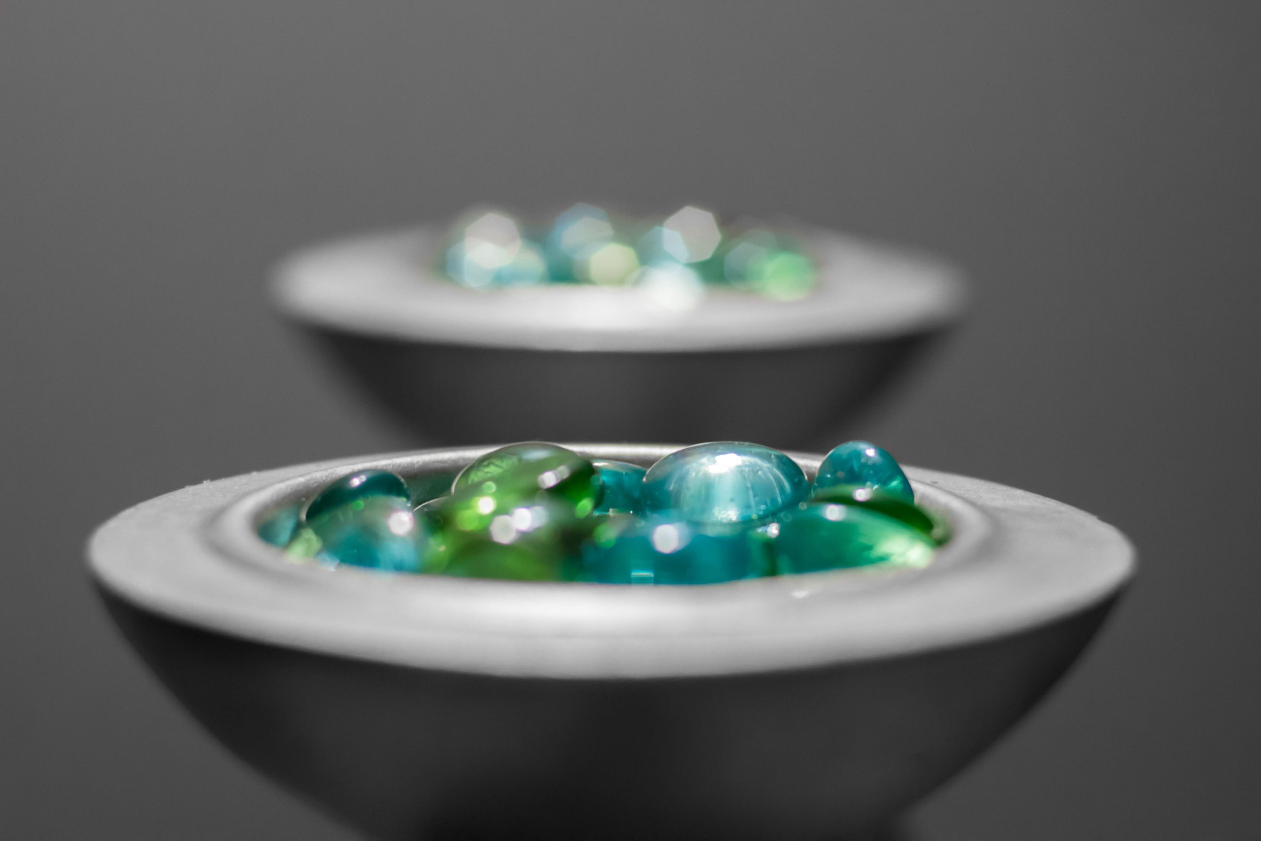 Perles de verre bleu et vert en gros plan