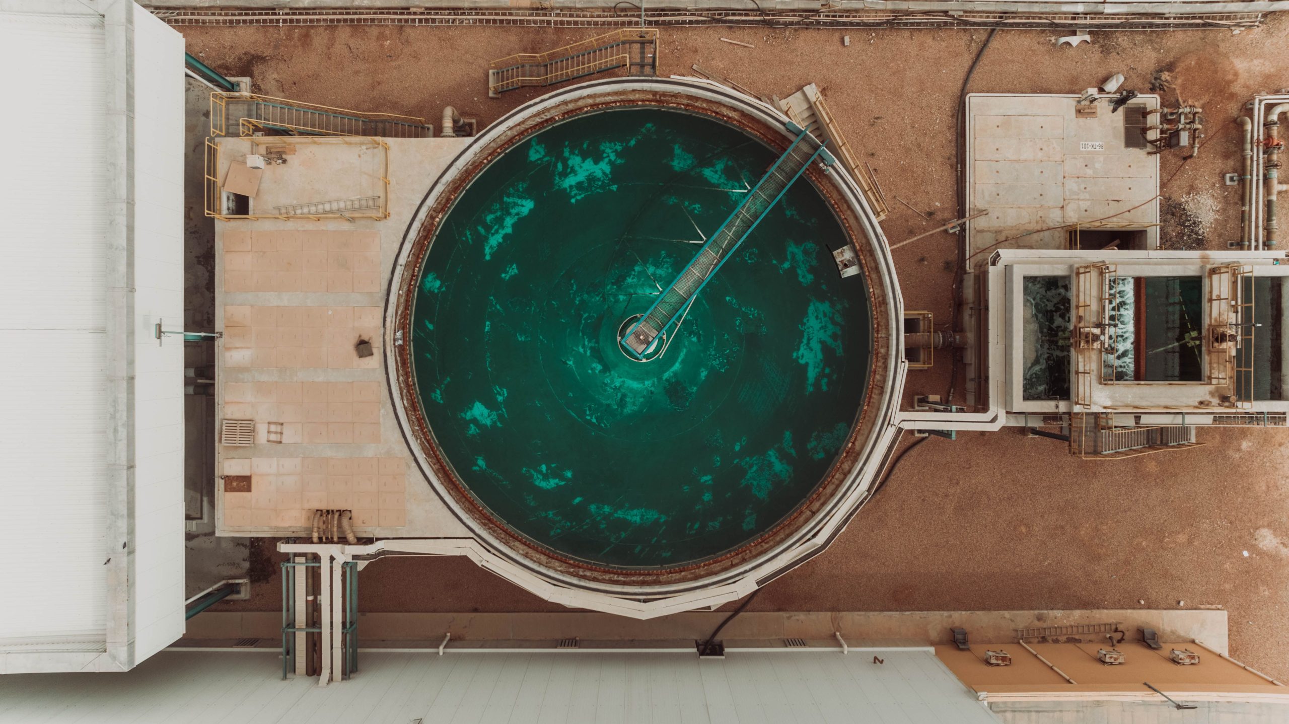 Vue aérienne d'un réservoir de traitement d'eau circulaire
