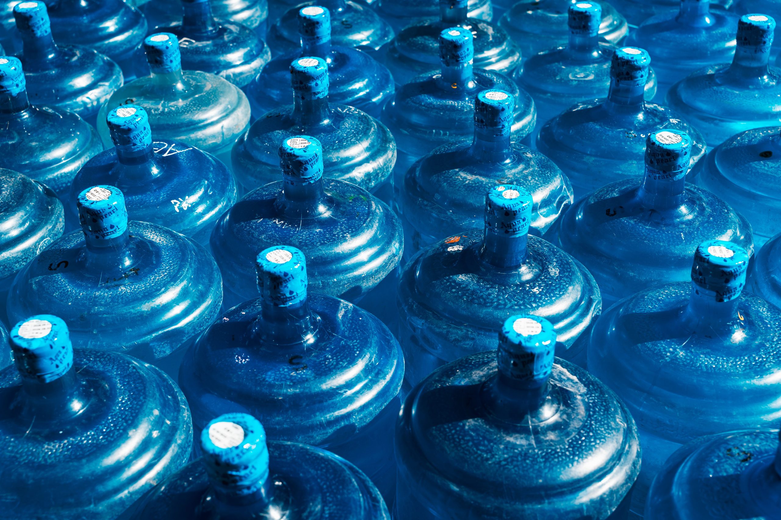 Collection de gourdes bleues motif abstrait