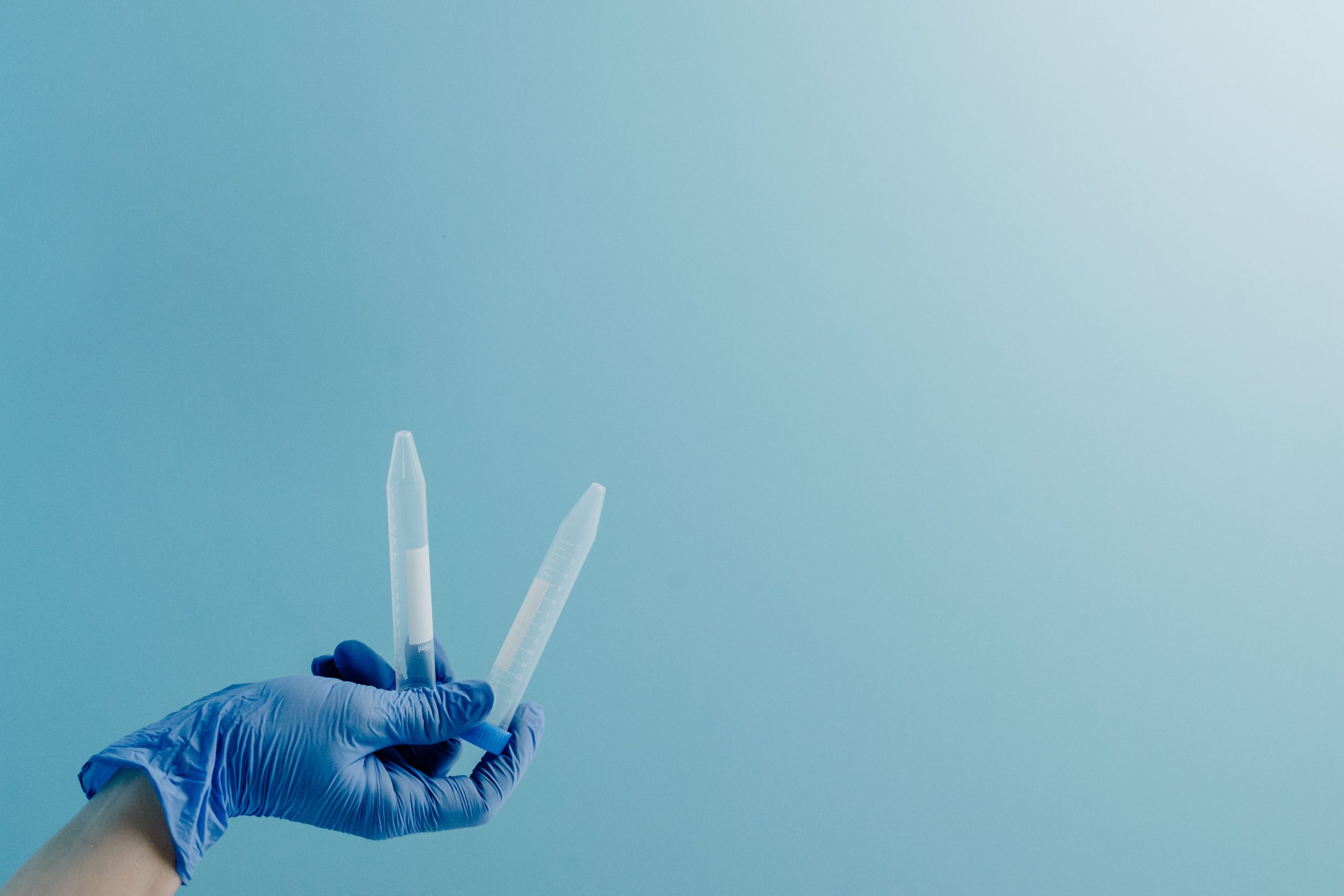 Technicien tenant des tubes d'analyse en laboratoire