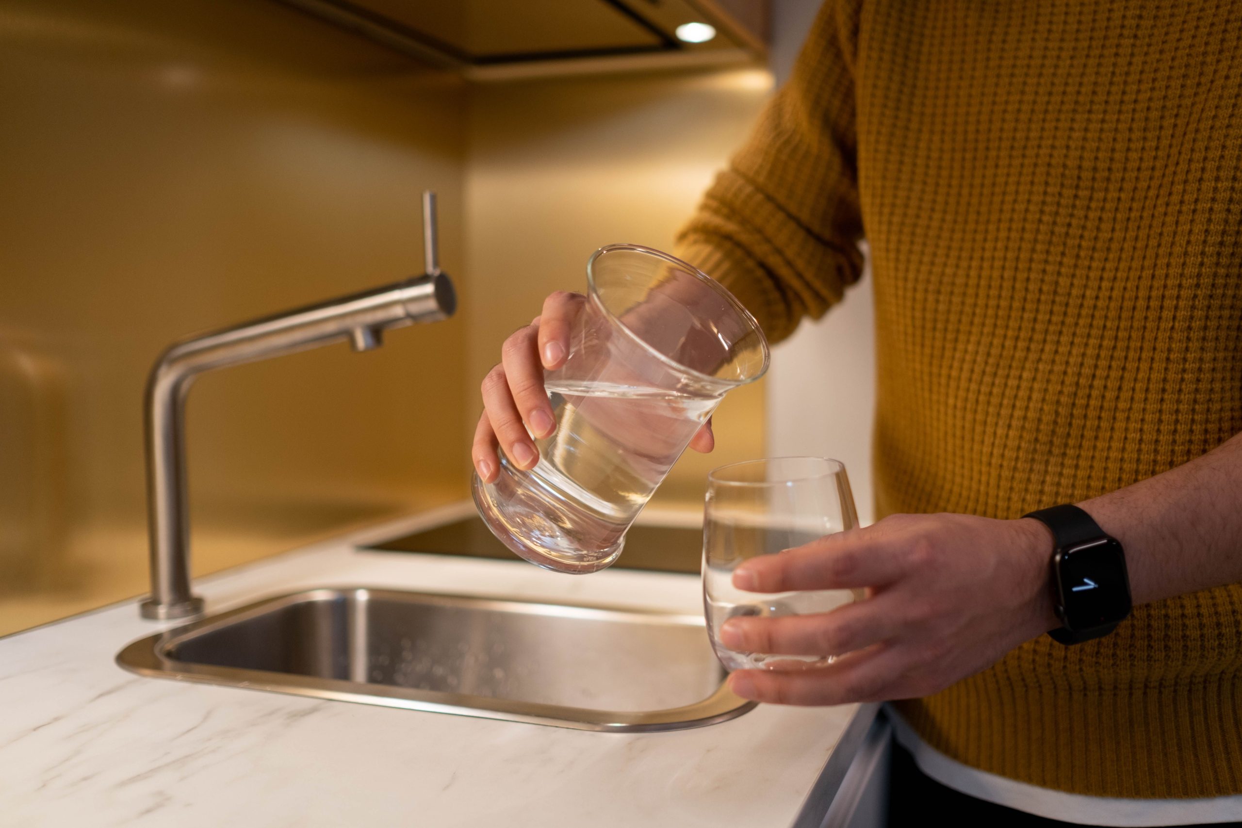 Versement eau pichet vers verre cuisine