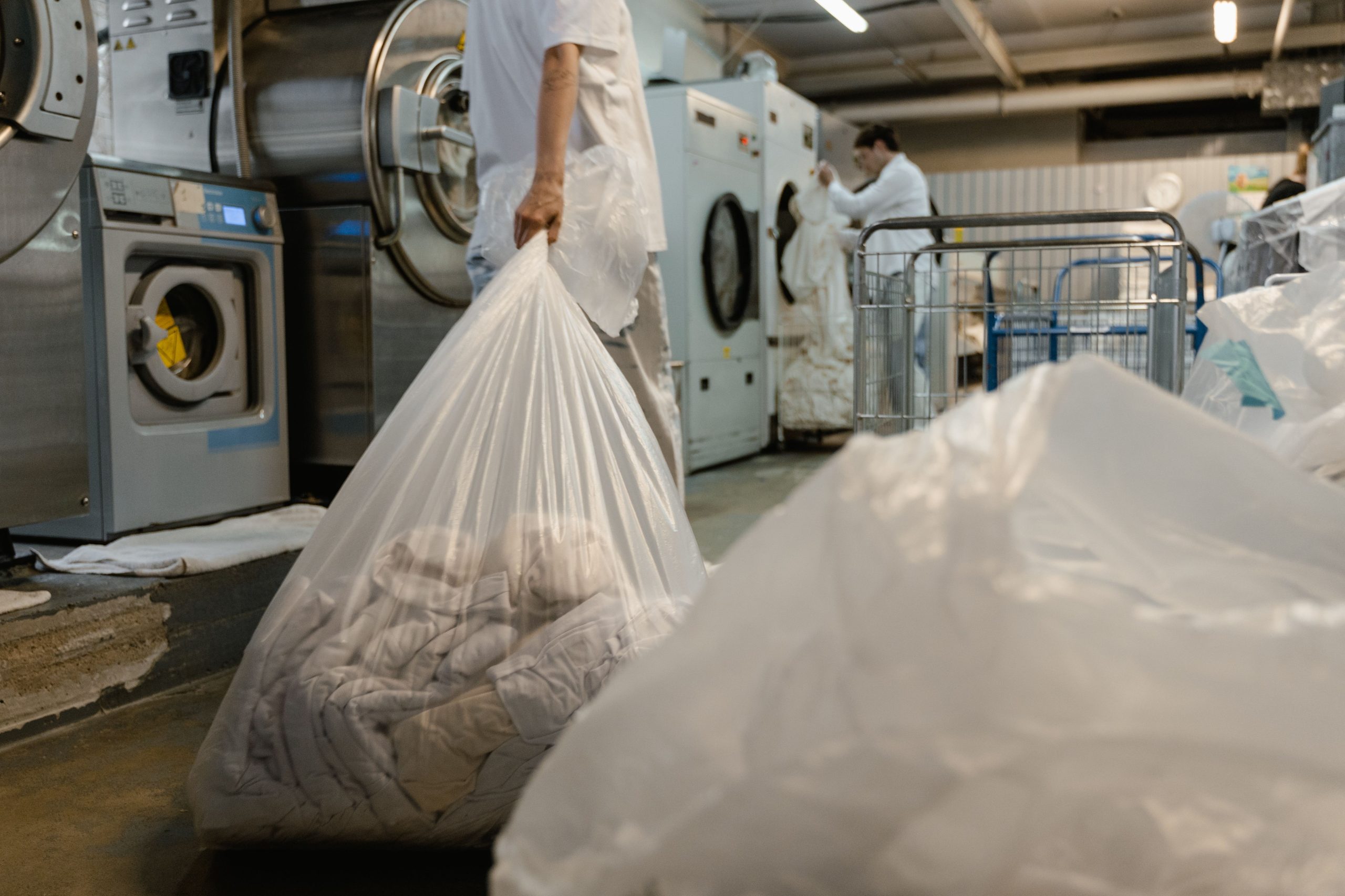 Personne transportant sac linge commercial