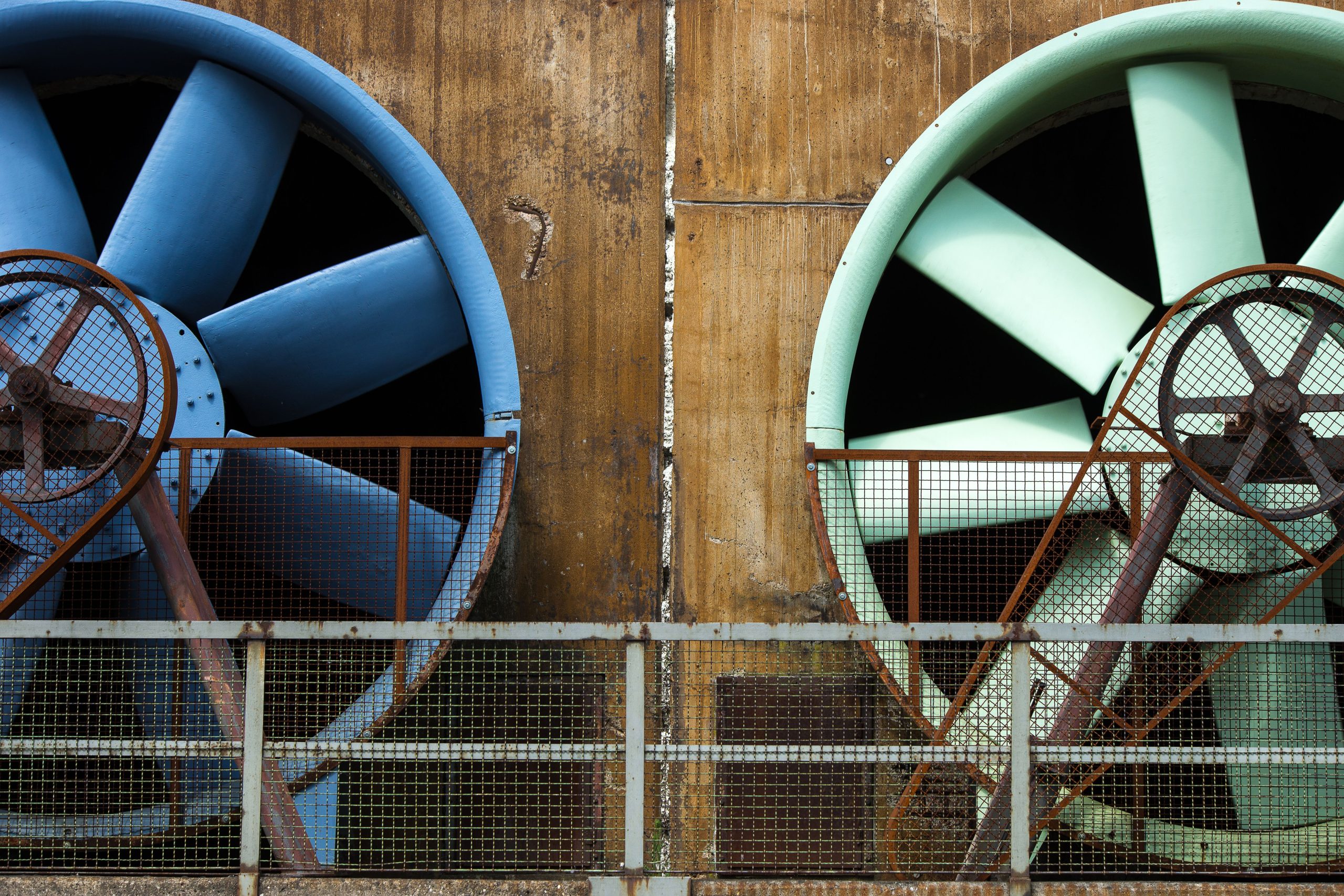Ventilateurs industriels montés façade bâtiment ancien