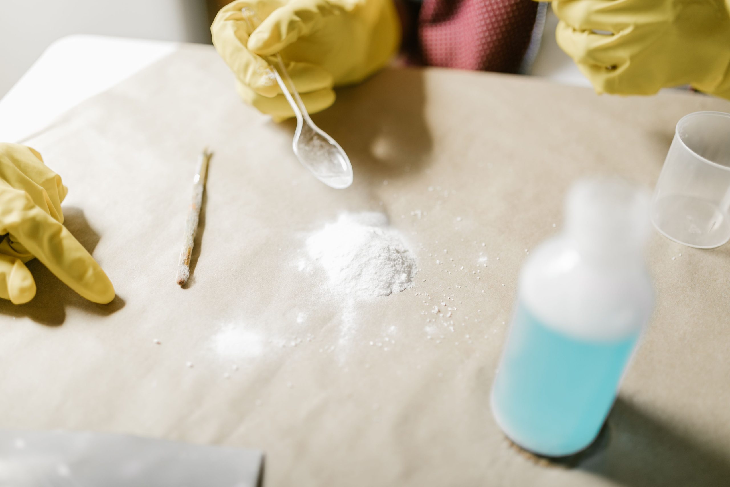 Expérience scientifique avec poudre et liquide bleu
