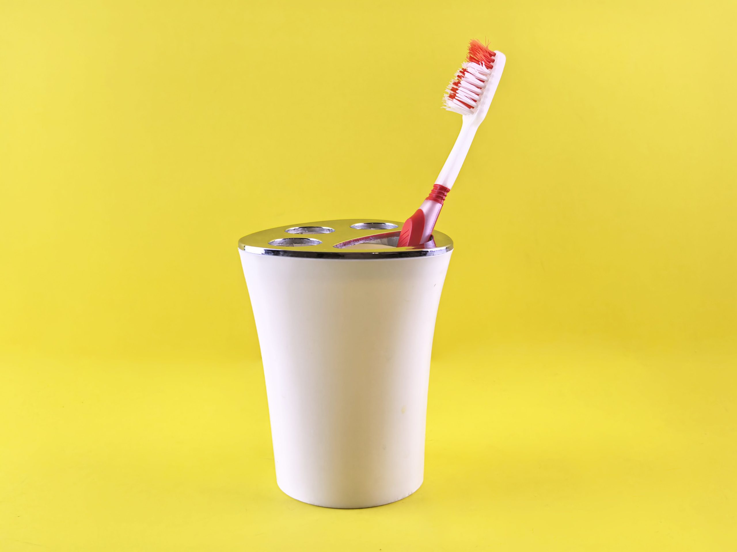 Porte-brosse à dents blanc avec brosse rouge