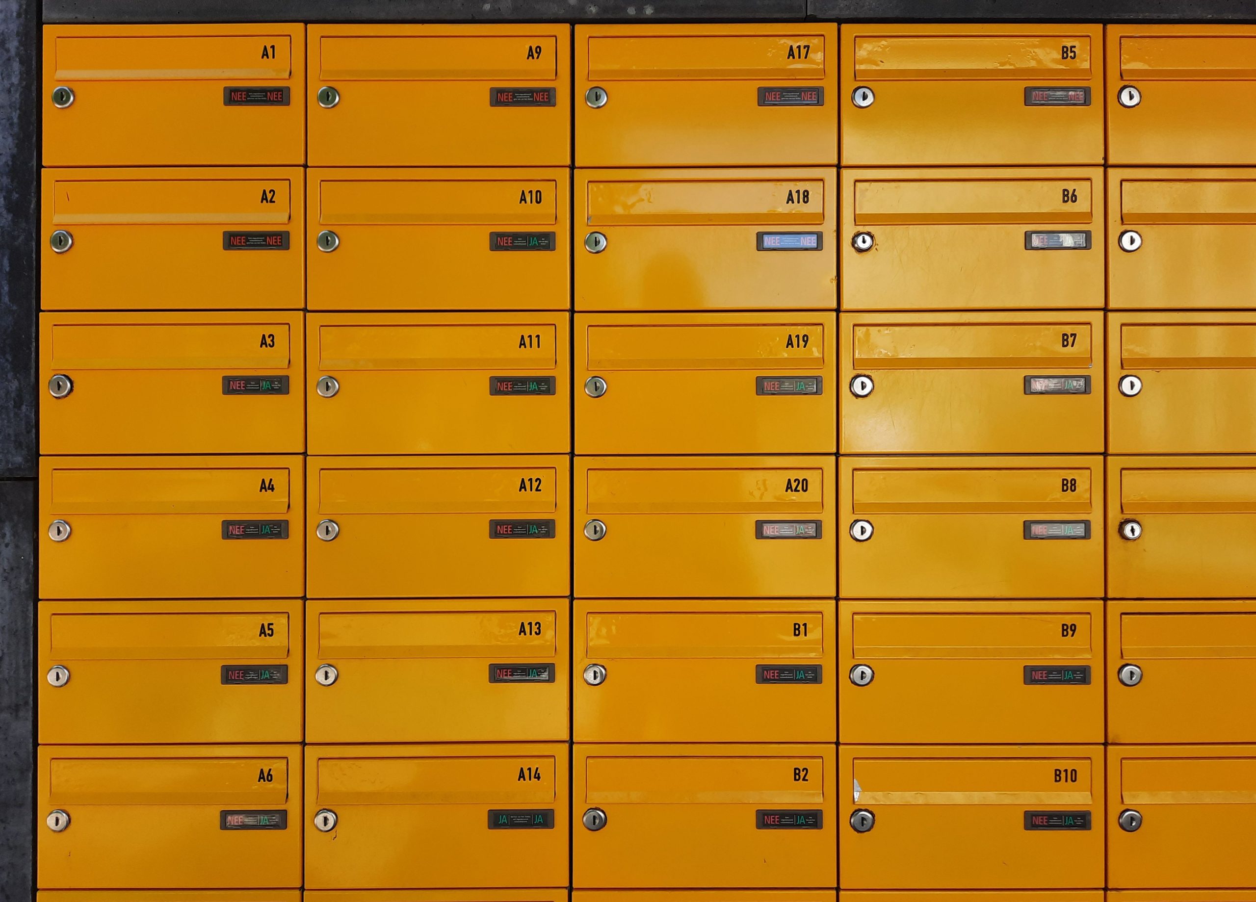 Grille de boîtes aux lettres jaunes modernes et numérotées