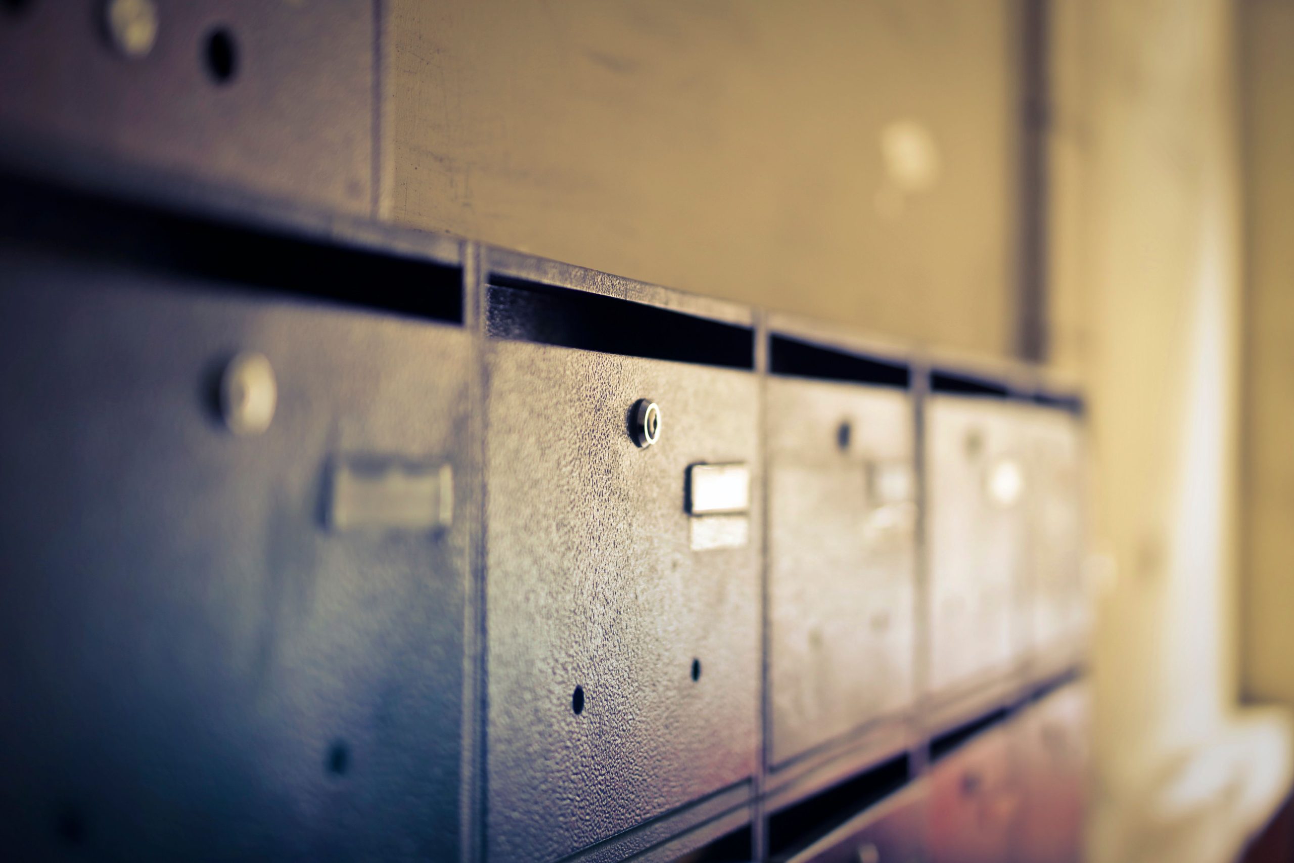 Gros plan de boîtes aux lettres en métal vintage