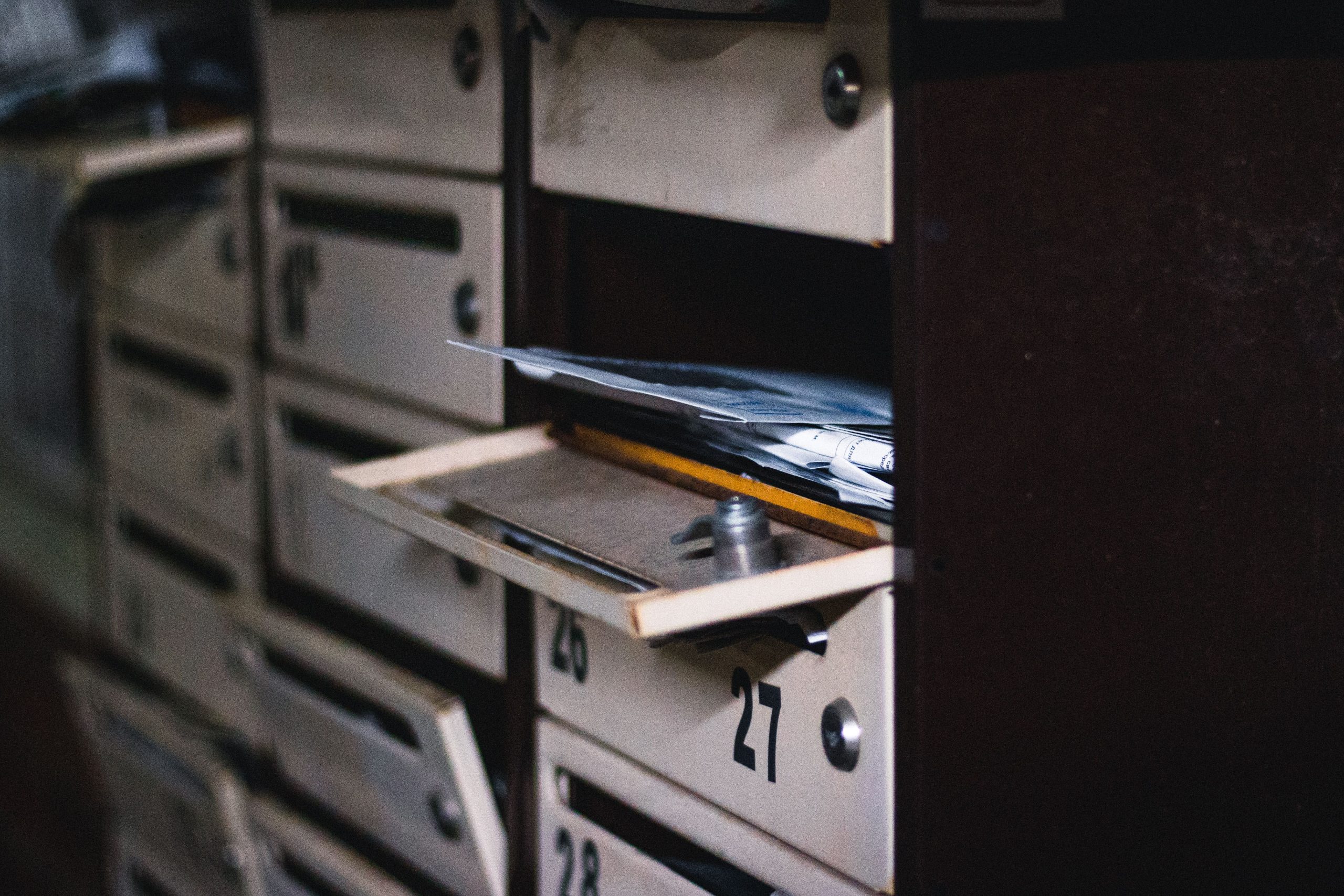 Boîte aux lettres ouverte avec courrier visible en gros plan