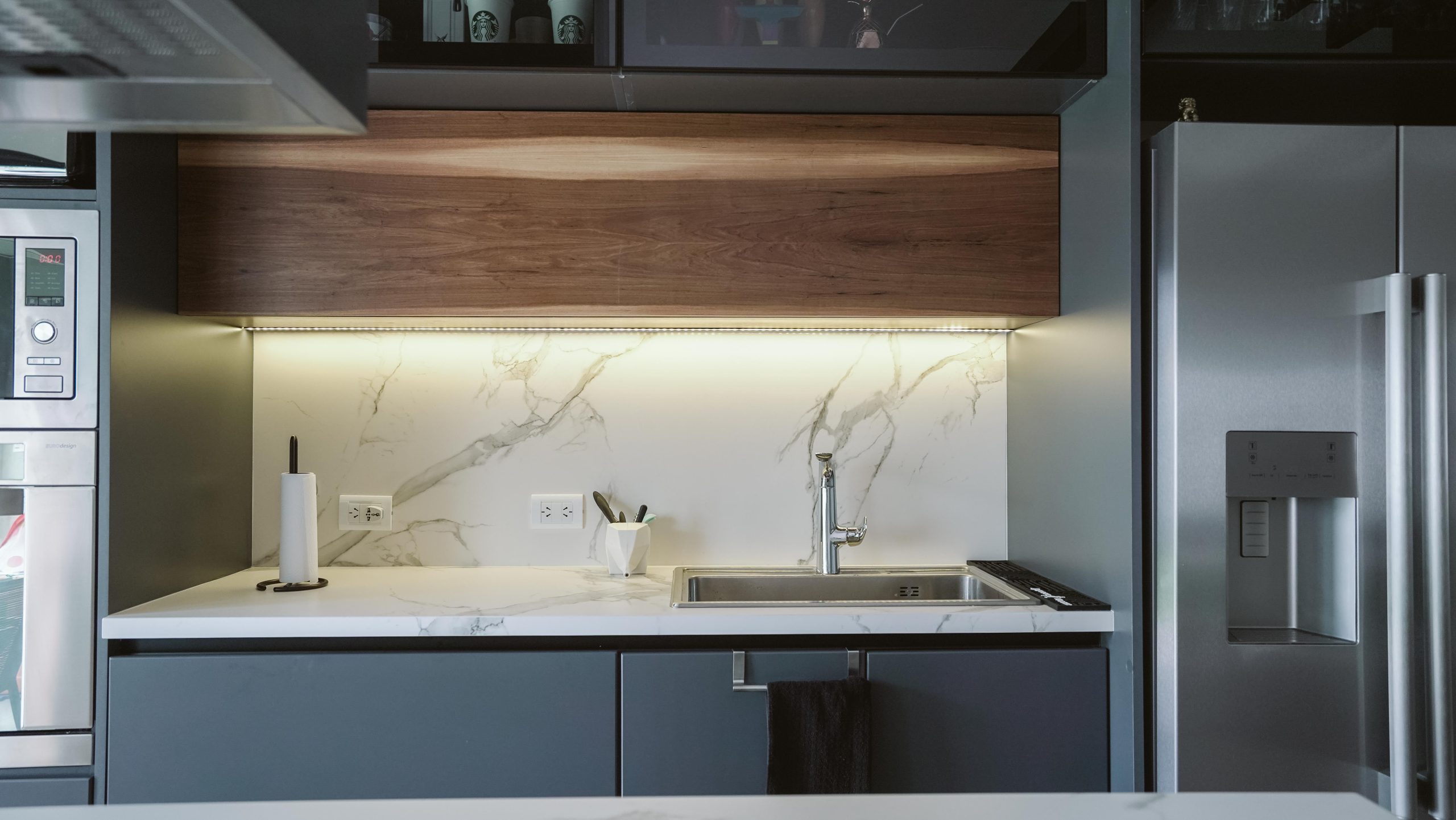 Cuisine minimaliste avec plan marbre et electromenagers acier