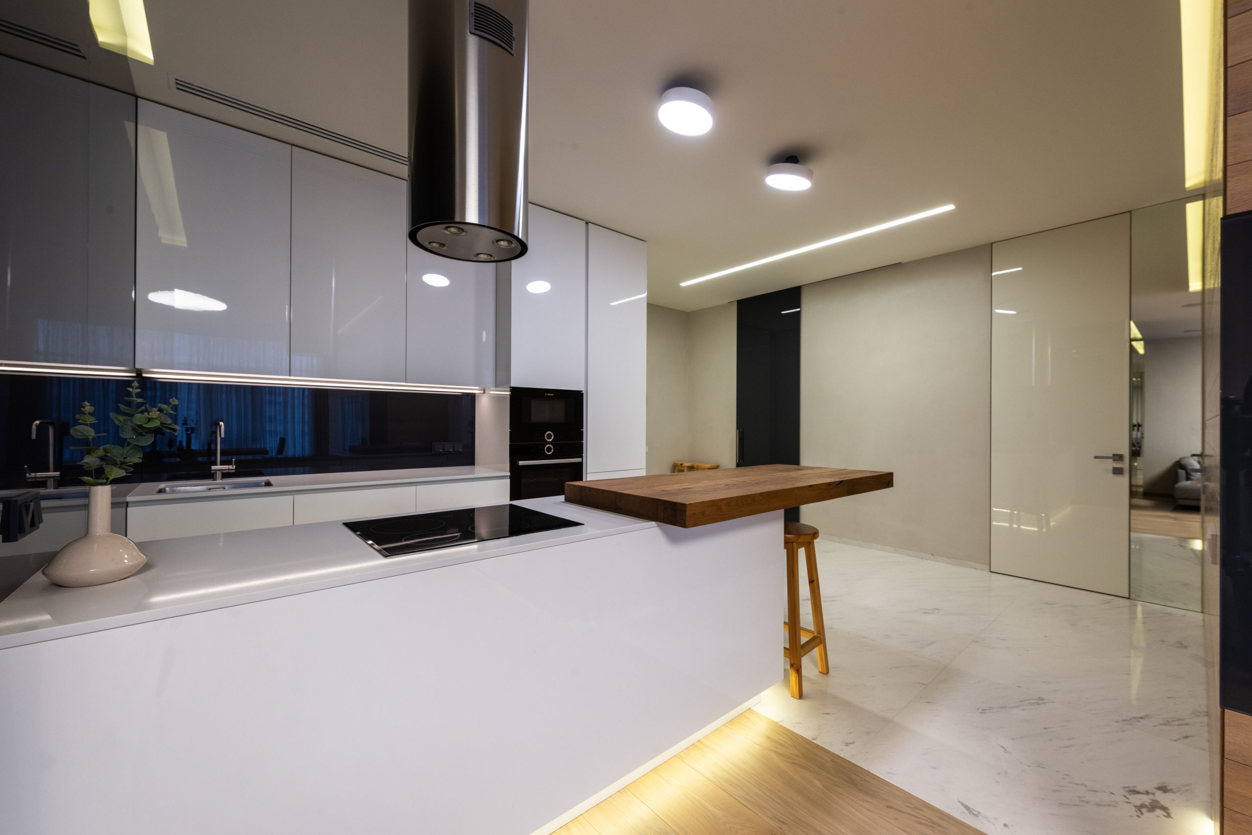 Cuisine contemporaine armoires brillantes sous luminaires
