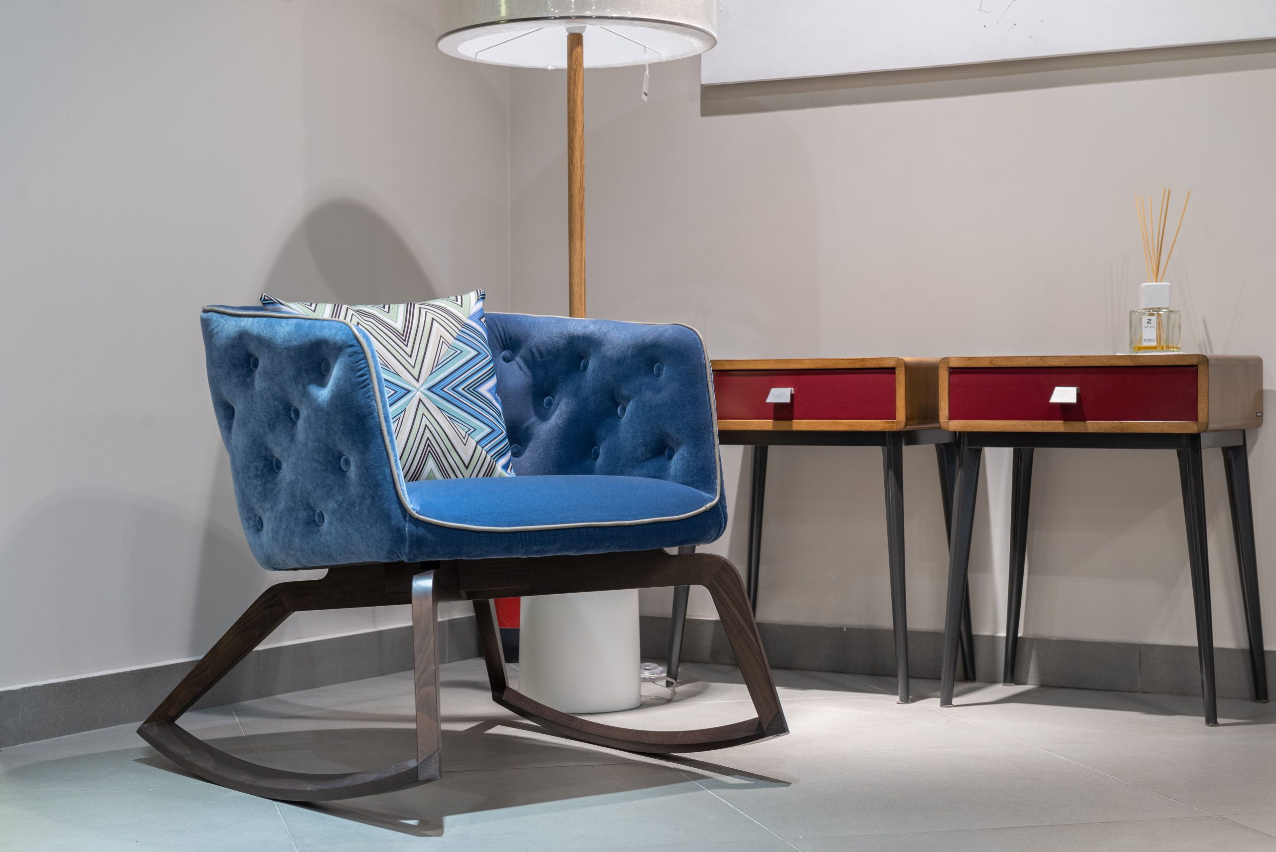 Fauteuil bleu confortable près d'une lampe