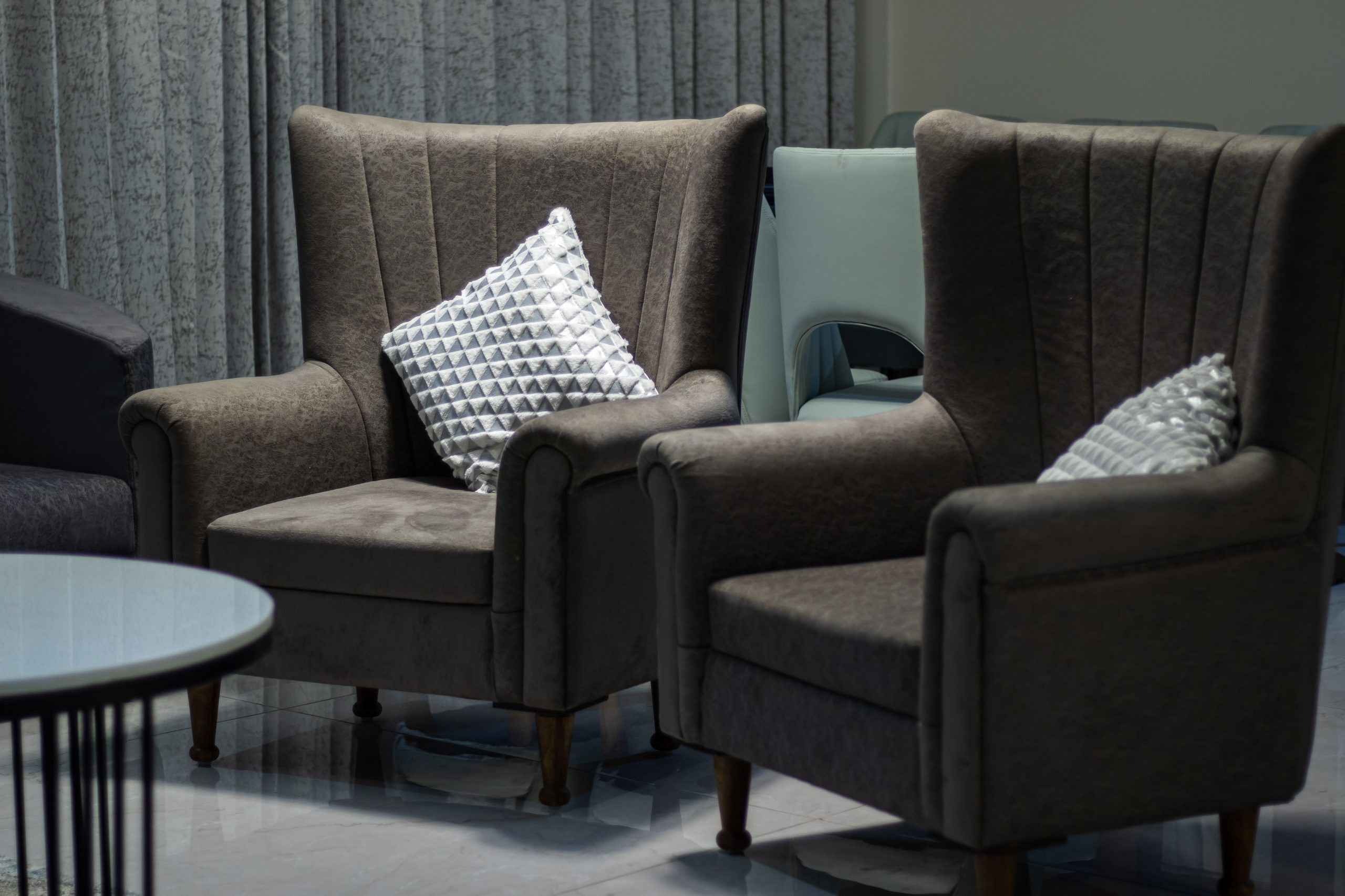 Deux fauteuils marron dans intérieur cosy