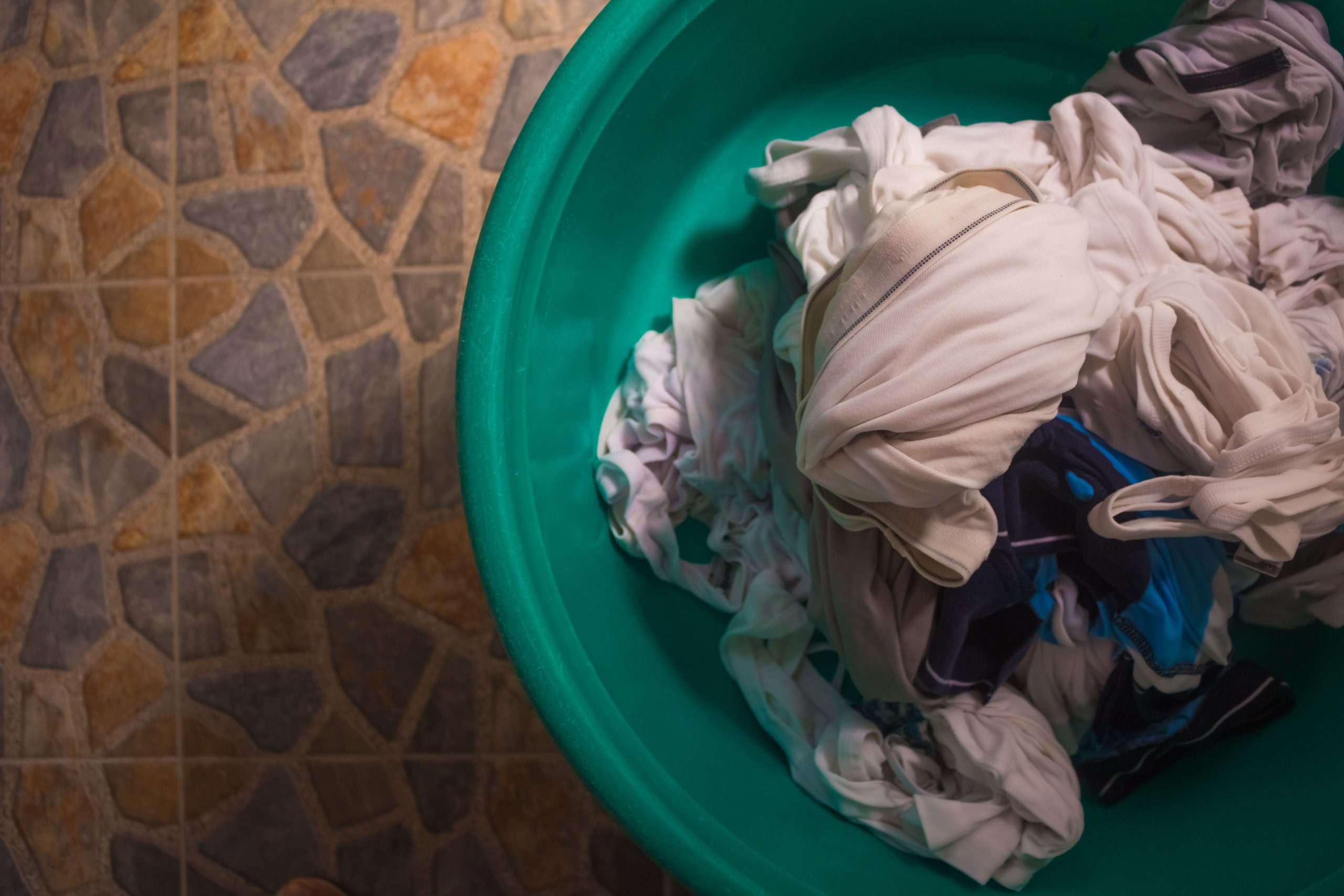 Panier de linge rempli de vêtements sales