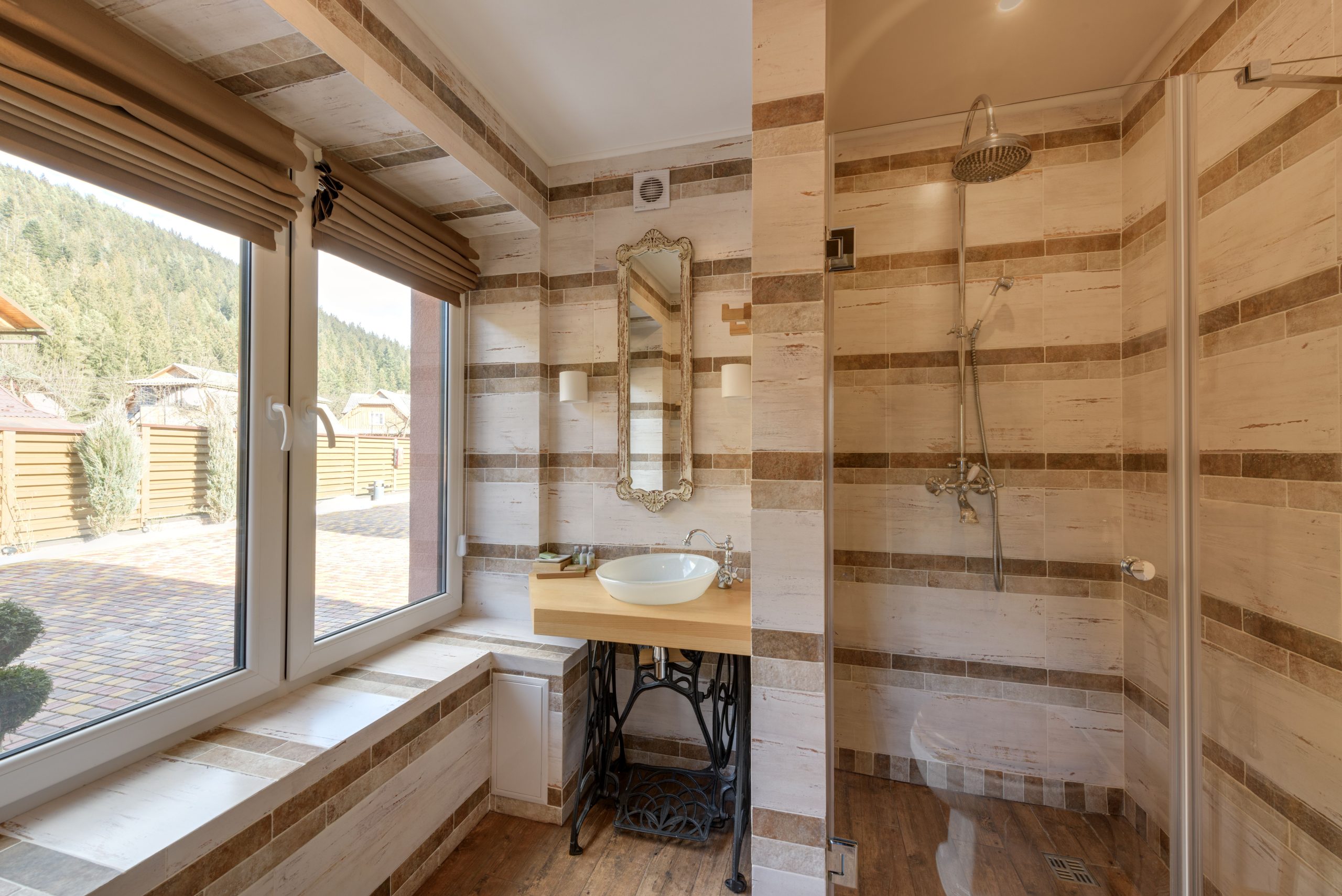 Salle de bain contemporaine avec douche et miroir