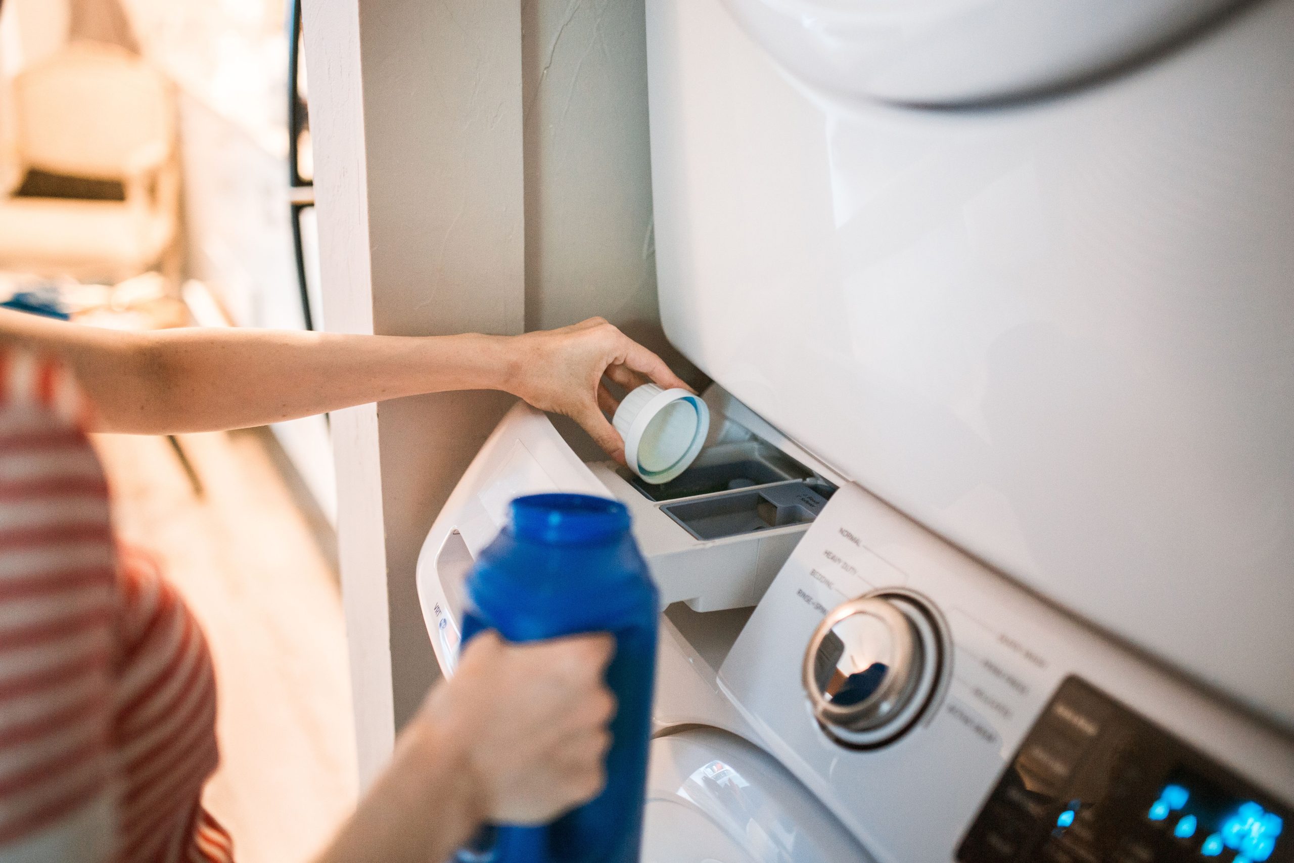 Versement détergent dans machine à laver
