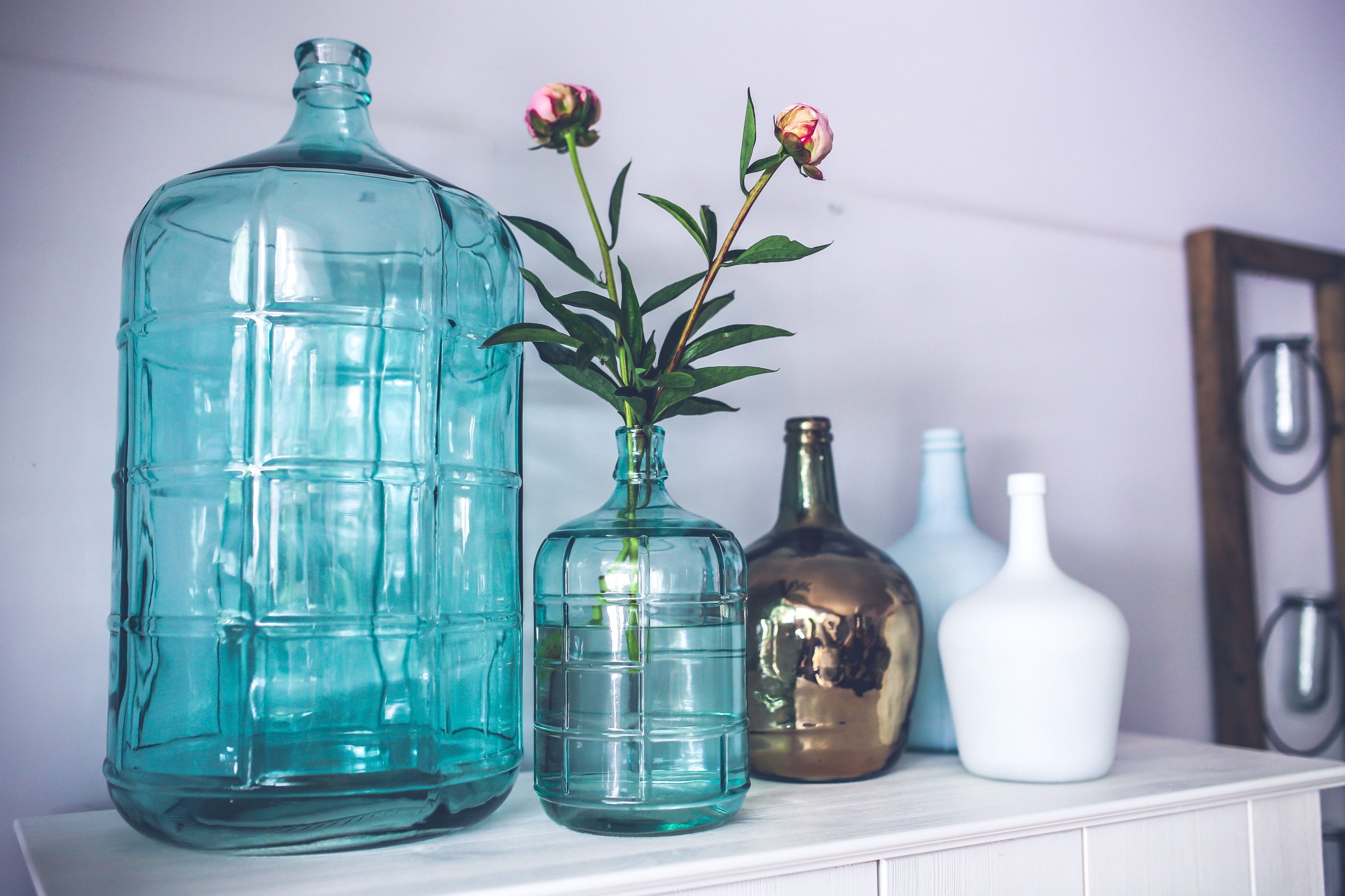 Vases decoratifs en verre et pivoines pour décoration intérieure.