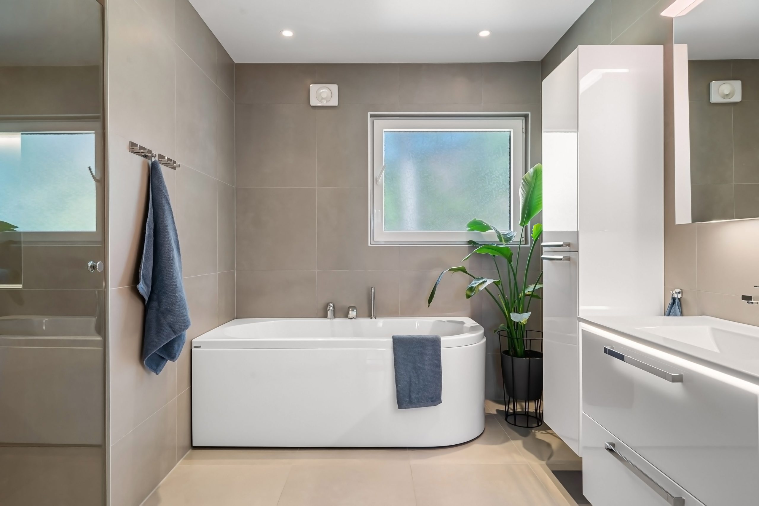 Salle de bain moderne avec baignoire blanche