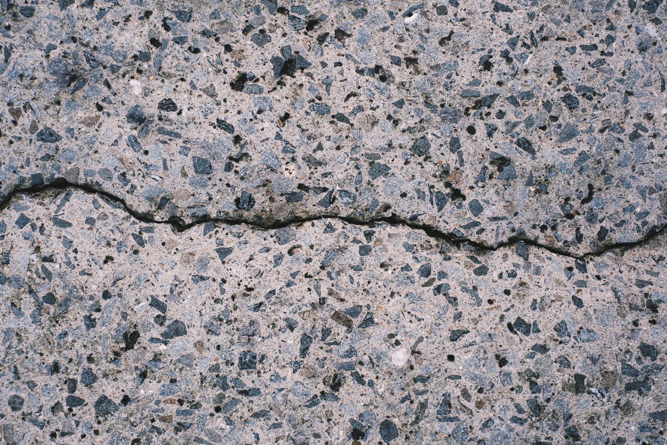 Surface béton trottoir fissurée détail