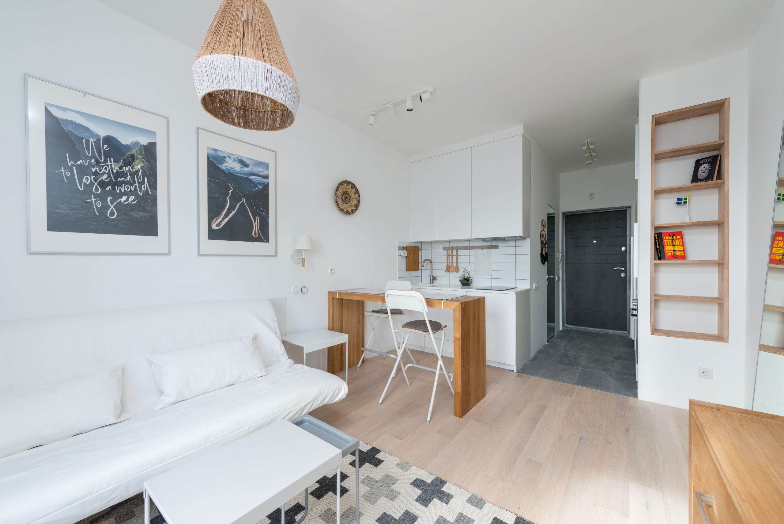 Mobilier bois minimaliste studio blanc et lumineux