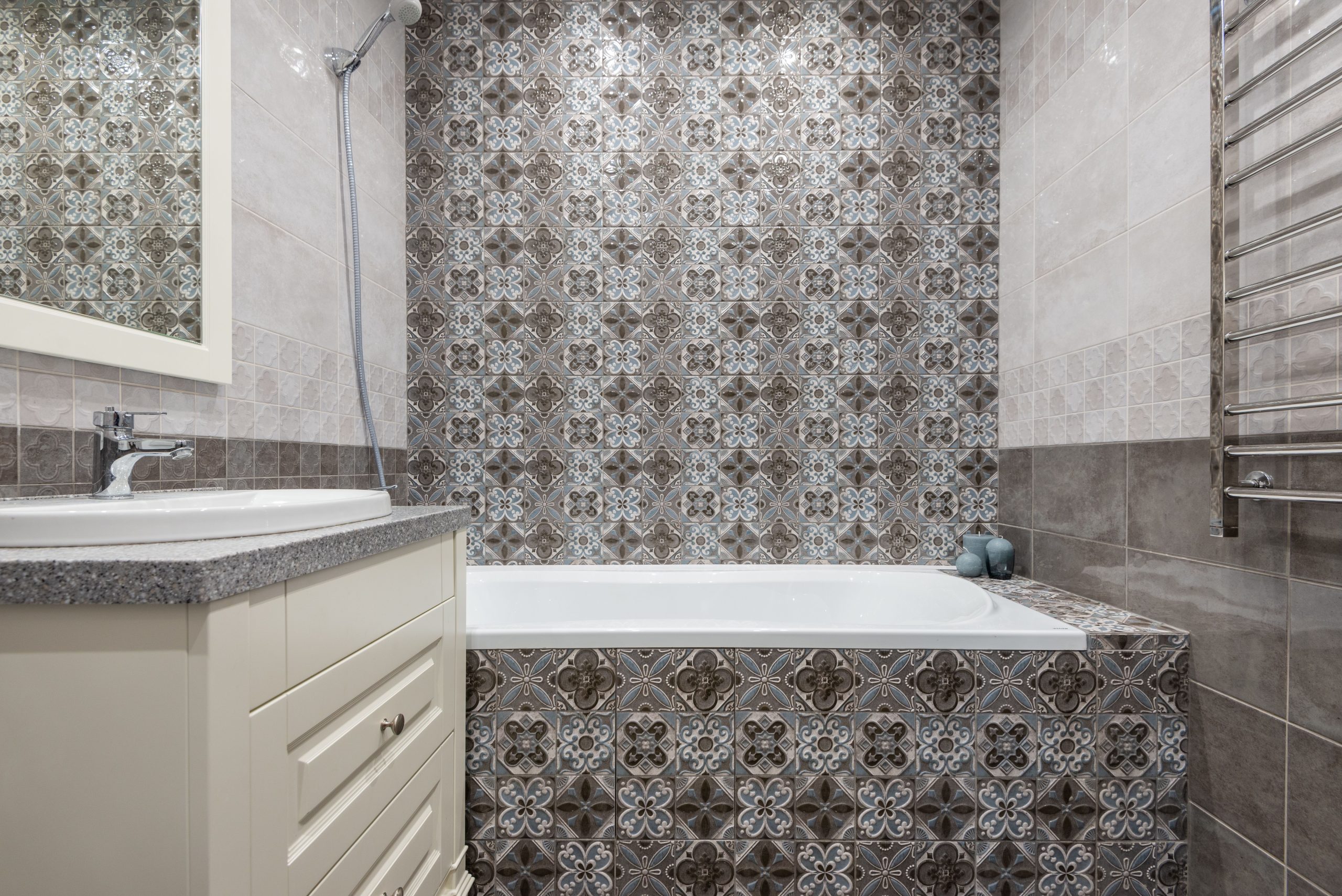 Salle de bains luxe avec crédence carreaux ornementaux