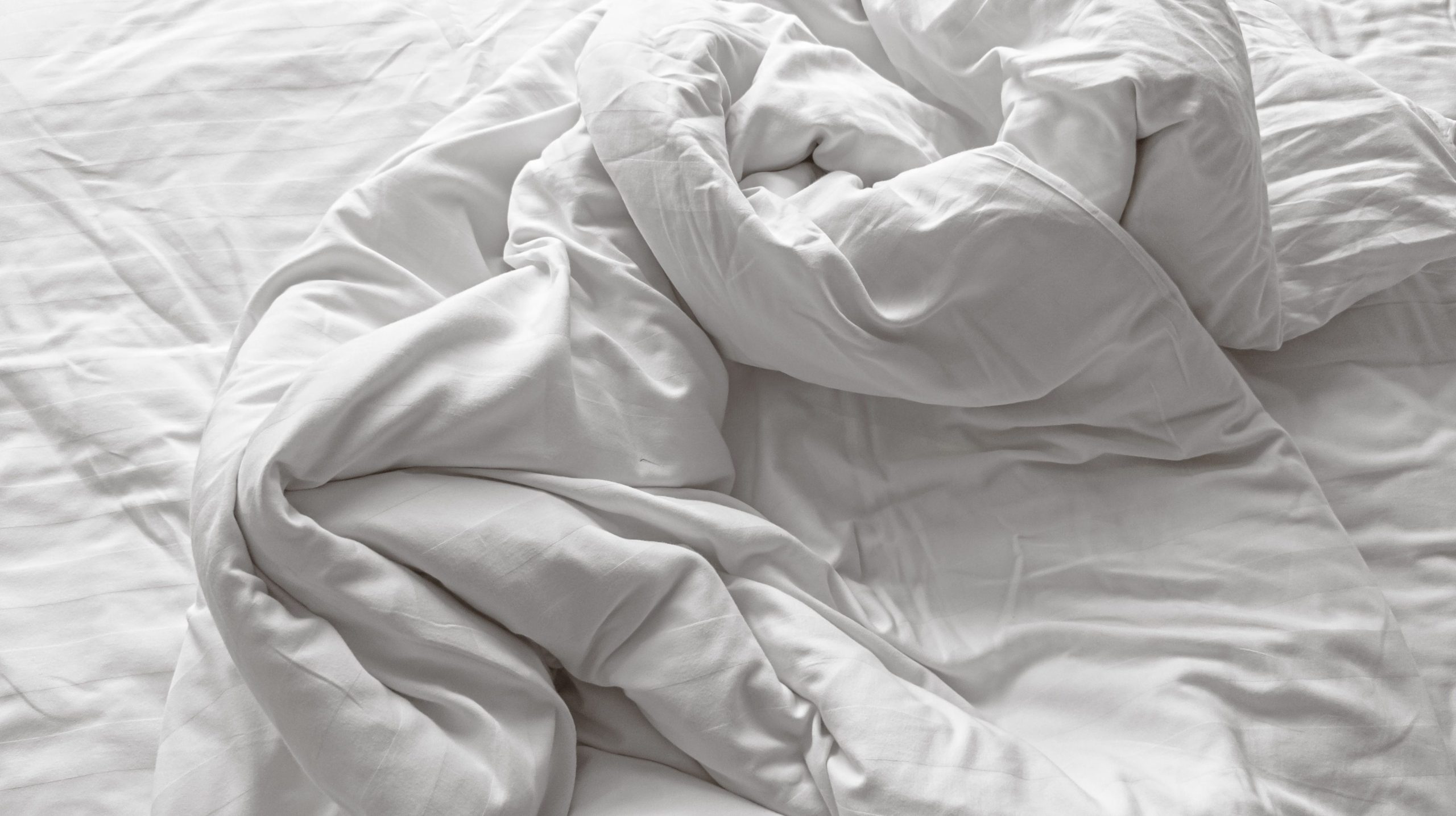 Linge de lit blanc froissé invitant au confort