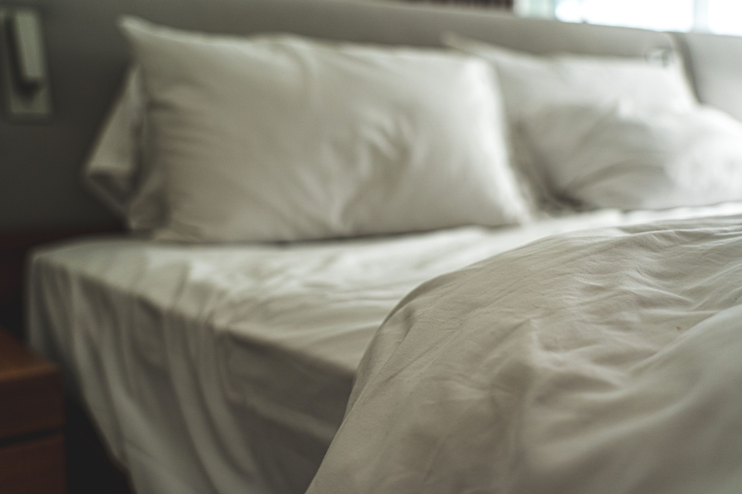 Linge de lit blanc élégant avec oreillers moelleux