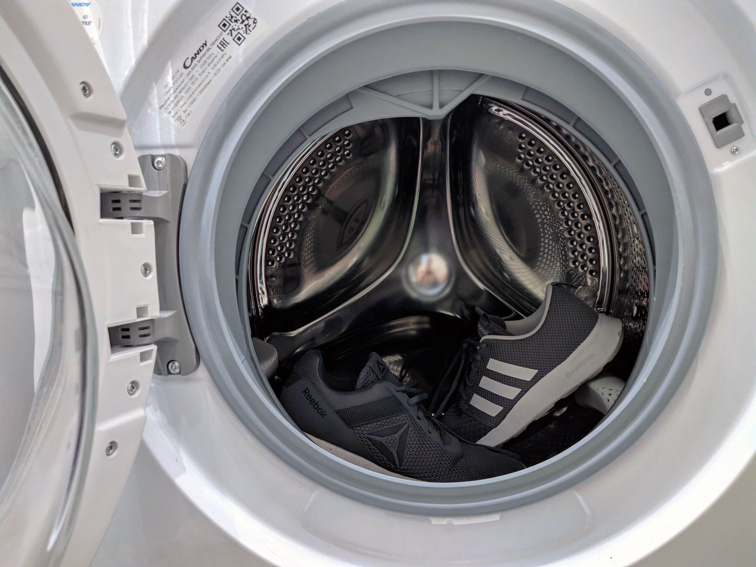 Baskets noires dans le tambour d'un lave-linge