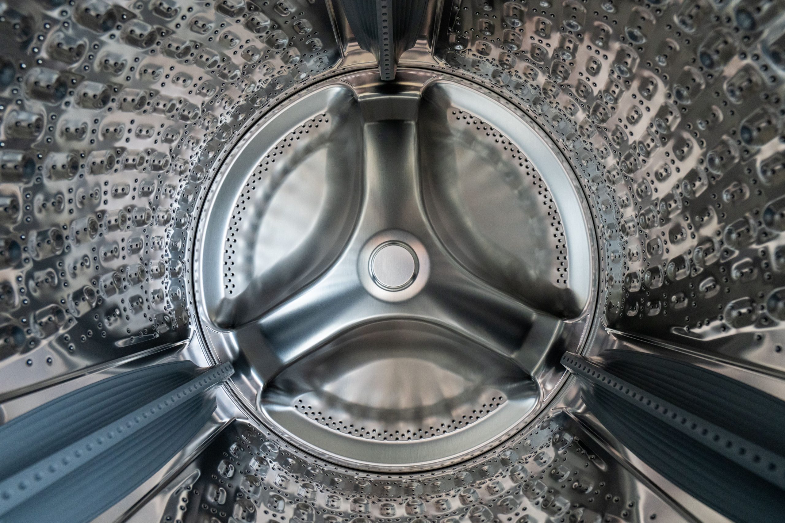 Gros plan sur un tambour en inox de machine à laver