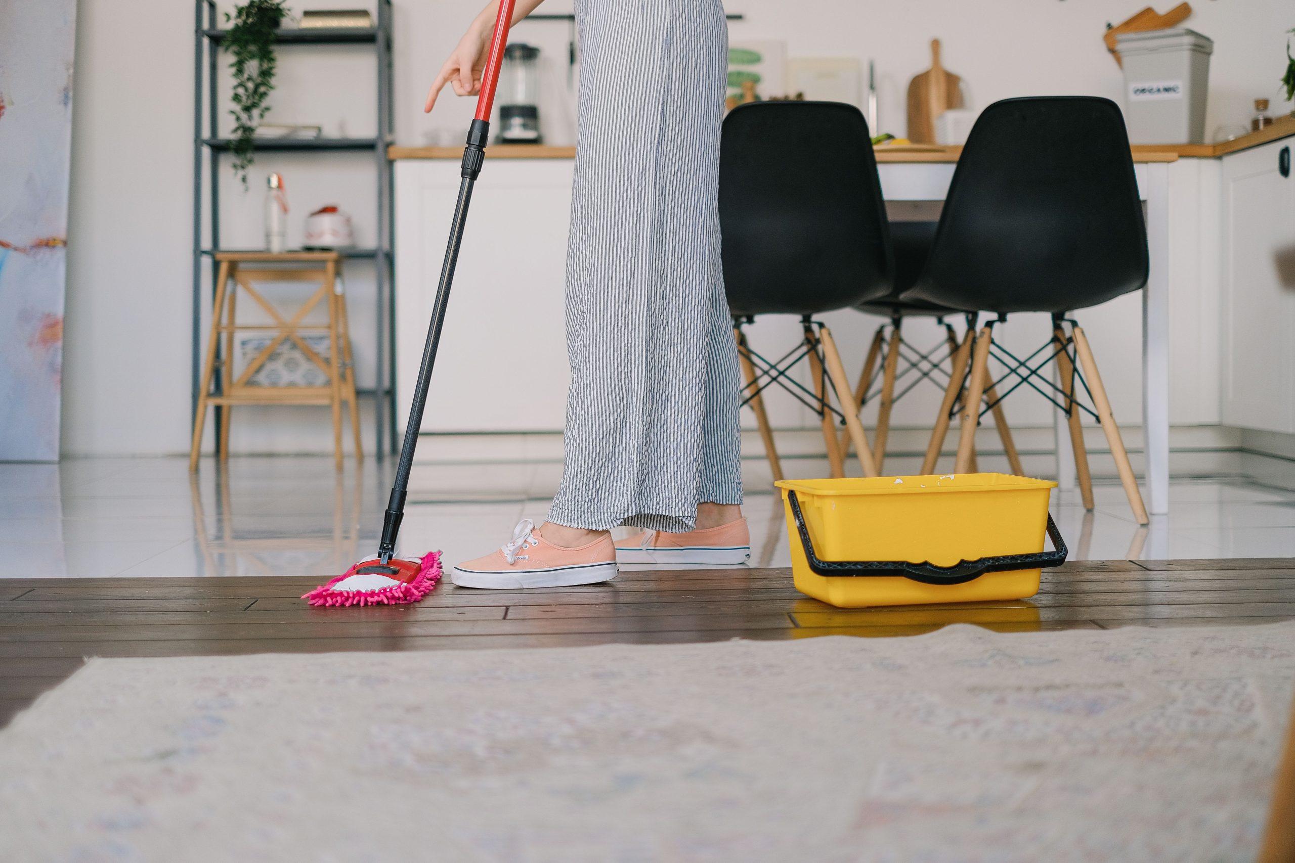 Femme lavant le parquet avec une mop