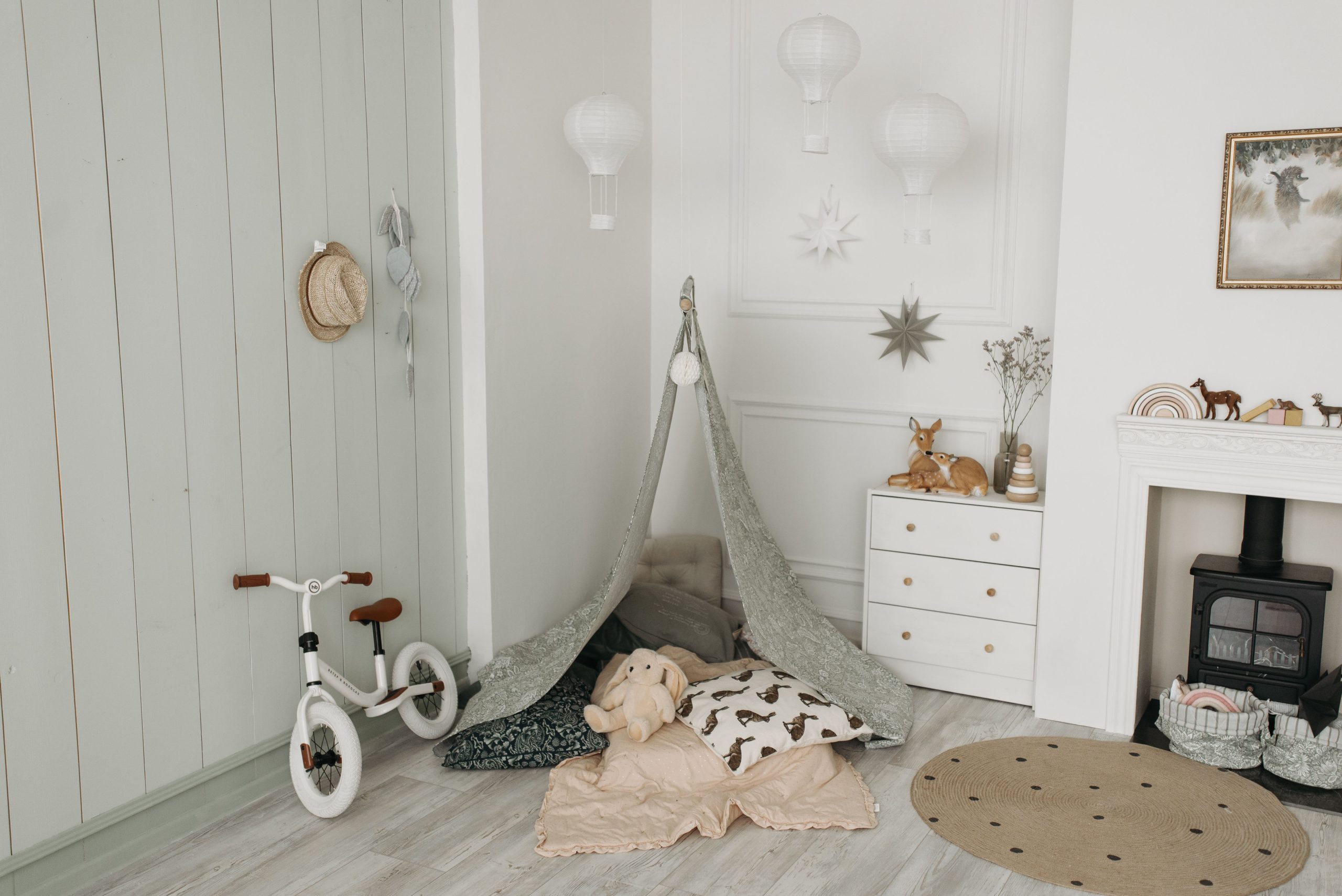 Chambre enfant avec tente de jeu et draisienne