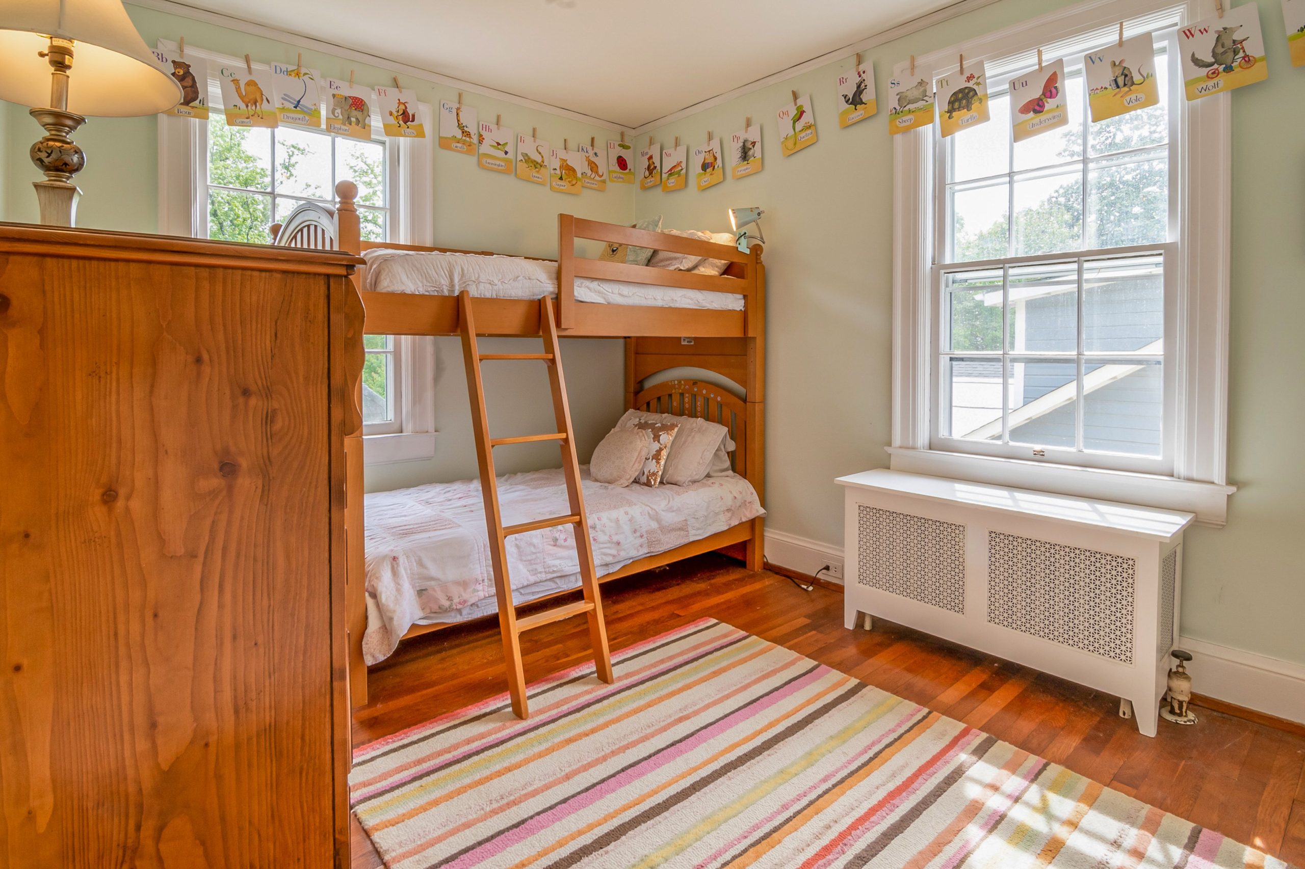 Chambre chaleureuse avec lits superposés en bois