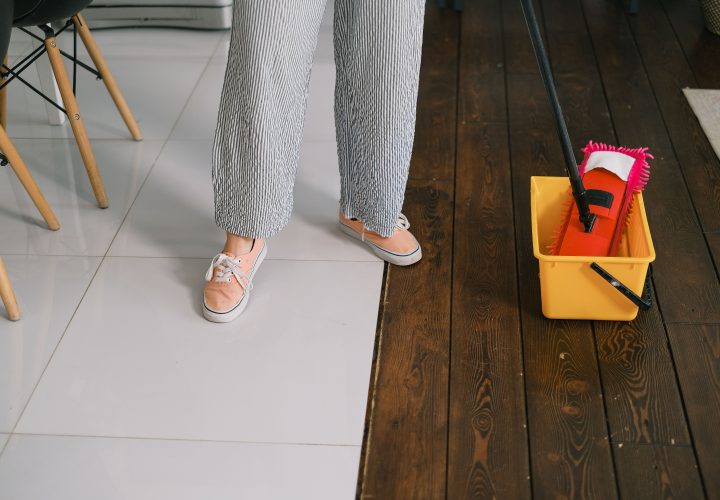 Comment nettoyer un parquet sans l&rsquo;abimer durablement ?