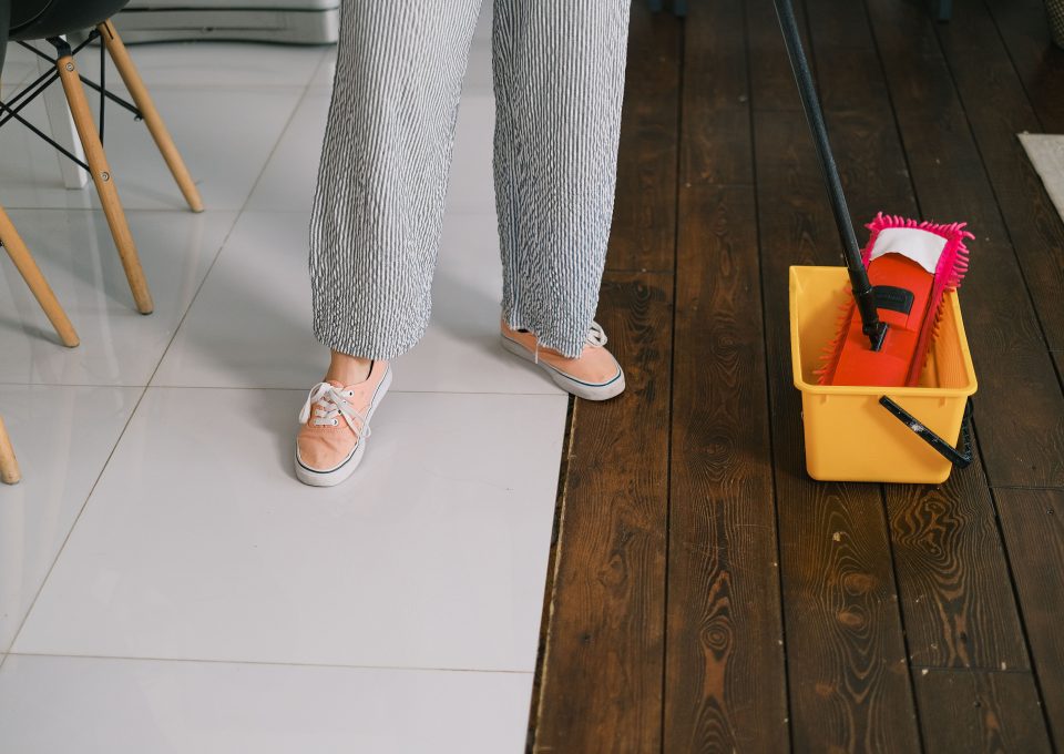 Comment nettoyer un parquet sans l&rsquo;abimer durablement ?