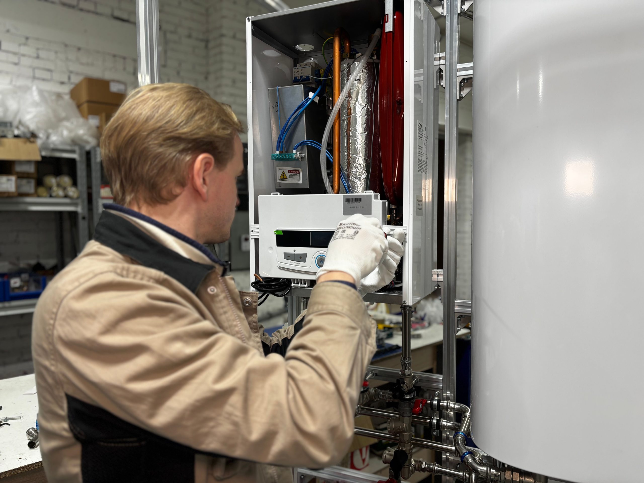 Technicien réparant un système de chauffage