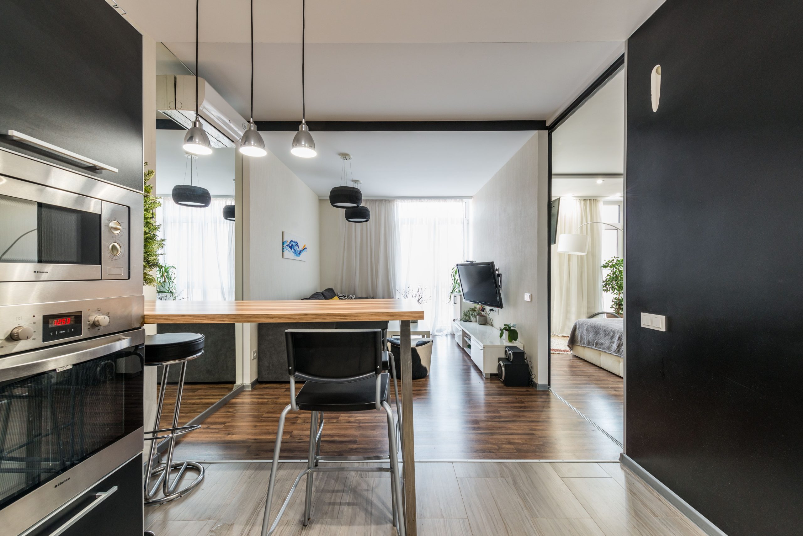 Appartement contemporain cuisine et portes coulissantes
