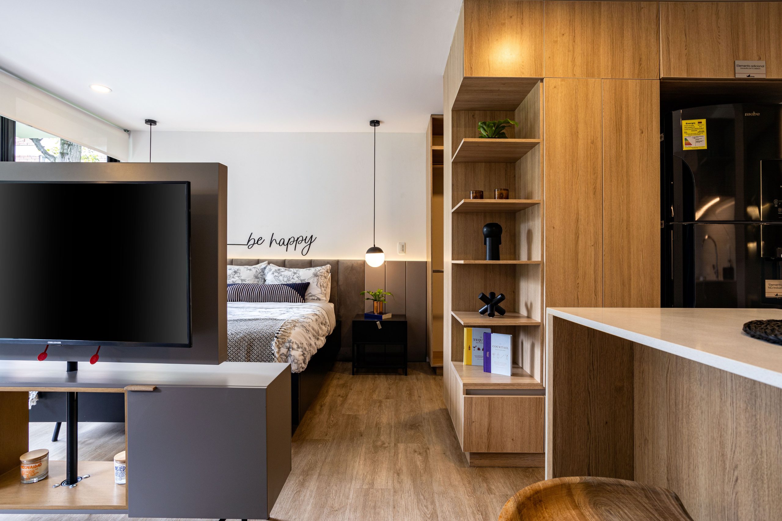 Studio cosy design avec accents bois Bogota