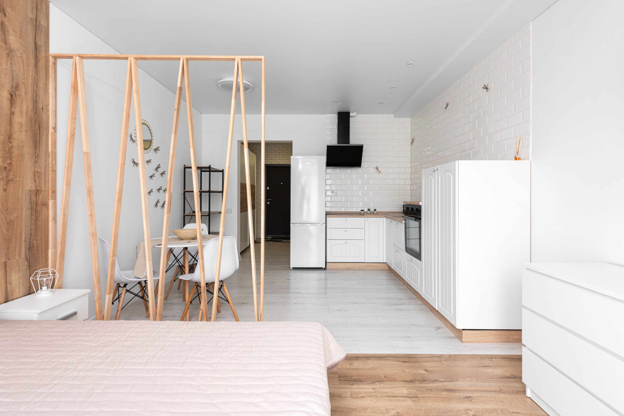 Studio spacieux moderne avec cuisine ouverte minimaliste